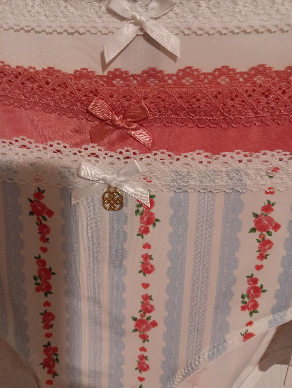 Daisy Fuentes Pack Of 3 Pretty Lace And Micro Hipsters. Small NWT - Picture 3 of 3